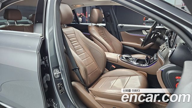 Mercedes-Benz E-Class 2018 — photo 16
