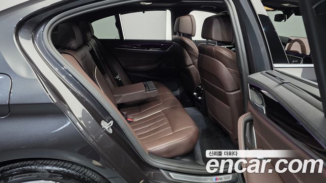 BMW 5-Series 2023 — photo 18