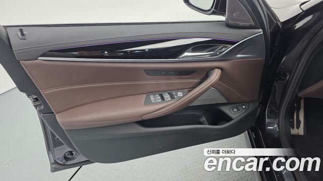 BMW 5-Series 2023 — photo 14