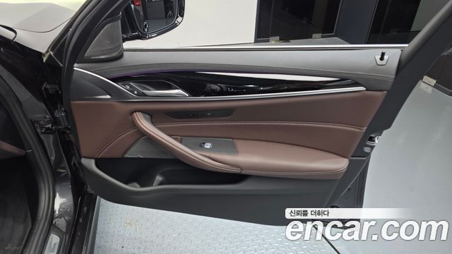 BMW 5-Series 2023 — photo 15