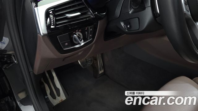 BMW 5-Series 2023 — photo 28