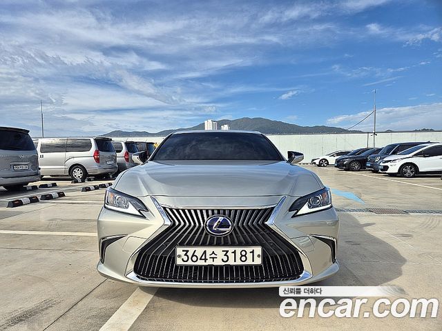 Lexus ES 2019 — photo 1