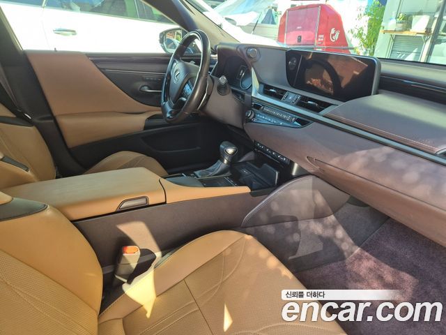 Lexus ES 2019 — photo 8