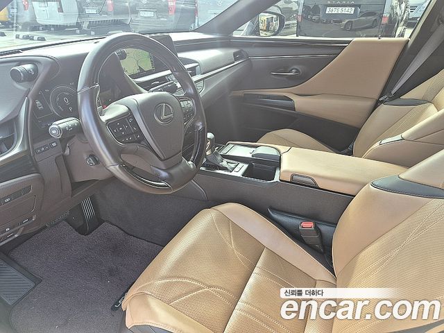 Lexus ES 2019 — photo 10