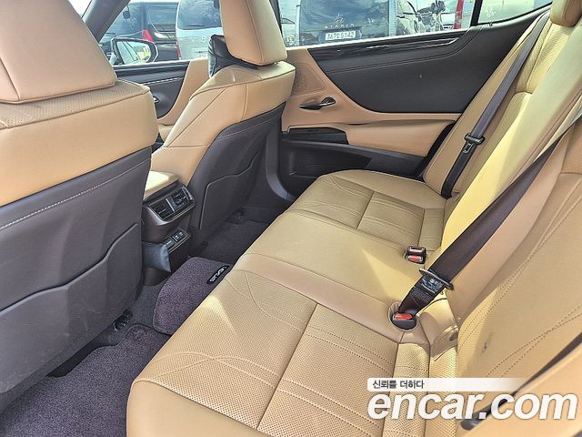 Lexus ES 2019 — photo 11