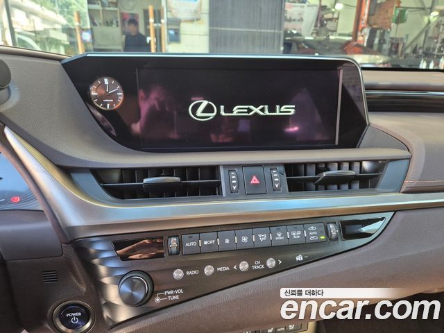 Lexus ES 2019 — photo 12