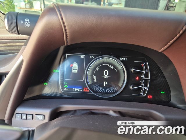 Lexus ES 2019 — photo 13