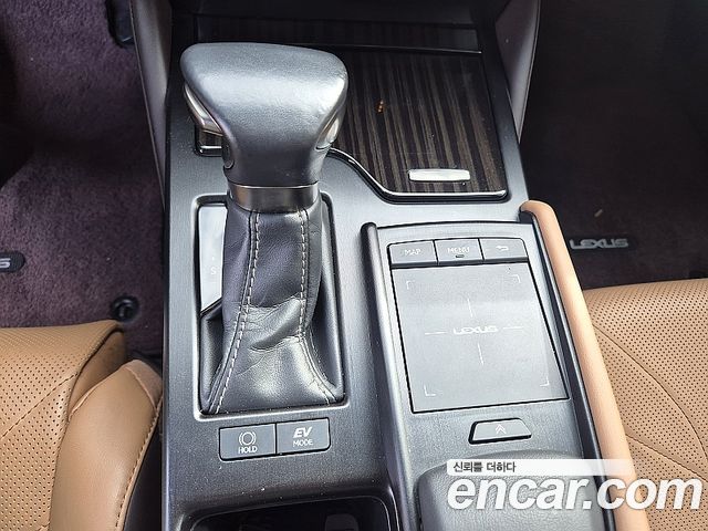 Lexus ES 2019 — photo 14