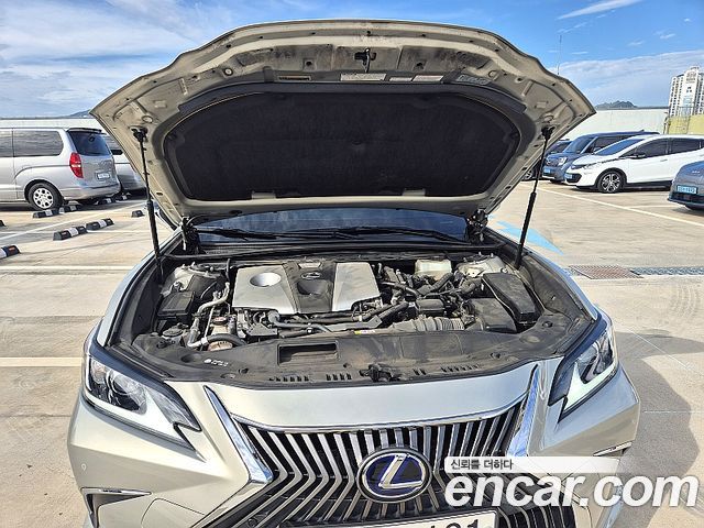 Lexus ES 2019 — photo 15