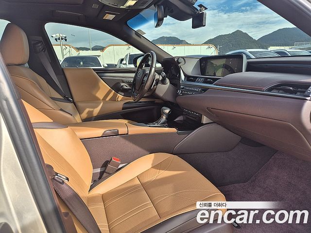 Lexus ES 2019 — photo 16
