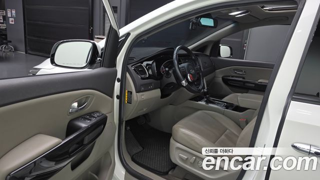 Kia Canival 2015 — photo 10