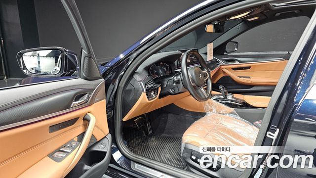 BMW 5-Series 2023 — photo 13