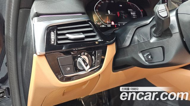 BMW 5-Series 2023 — photo 23