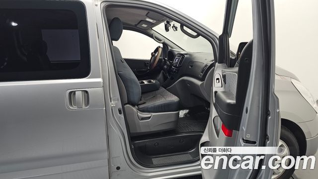 Hyundai Starex 2017 — photo 11