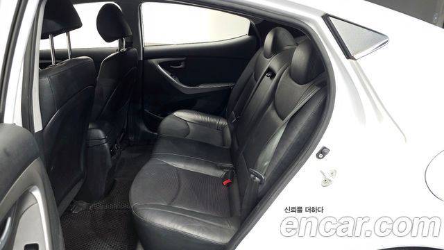 Hyundai AVANTE 2015 — photo 17