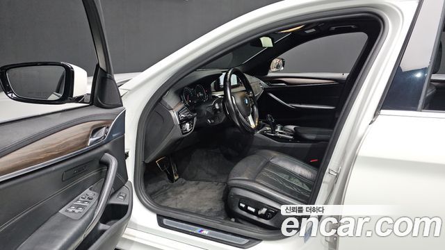 BMW 5-Series 2018 — photo 10