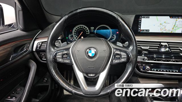 BMW 5-Series 2018 — photo 11