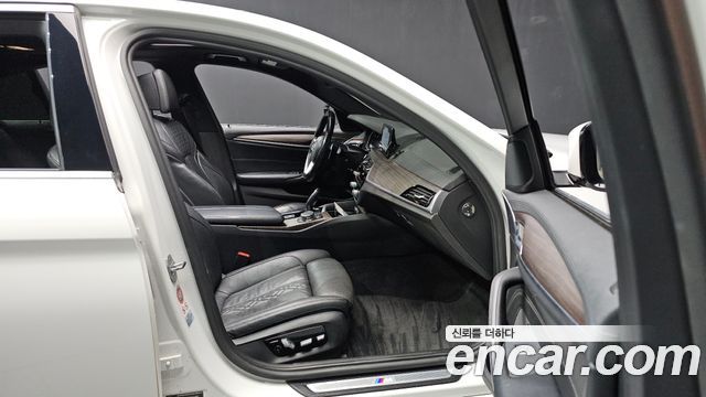 BMW 5-Series 2018 — photo 17