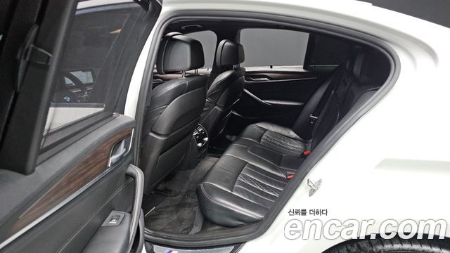 BMW 5-Series 2018 — photo 19