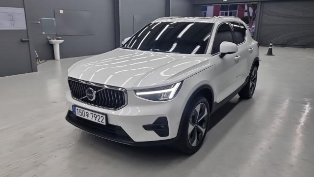 Volvo XC40 2023 — photo 1