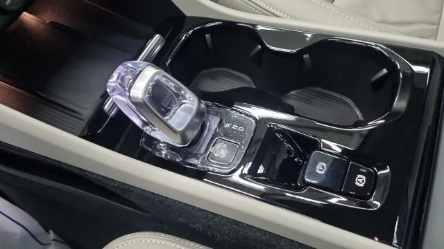 Volvo XC40 2023 — photo 9