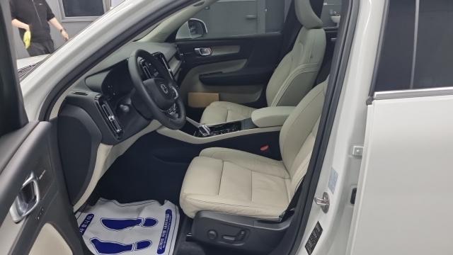 Volvo XC40 2023 — photo 10