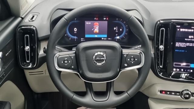 Volvo XC40 2023 — photo 12