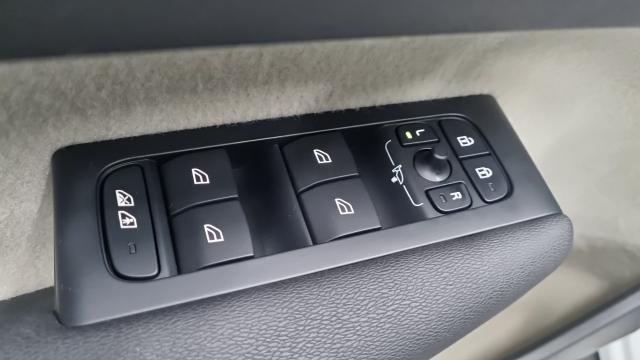 Volvo XC40 2023 — photo 17