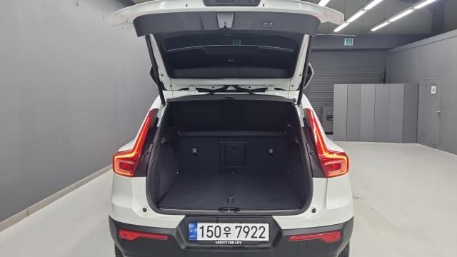 Volvo XC40 2023 — photo 18