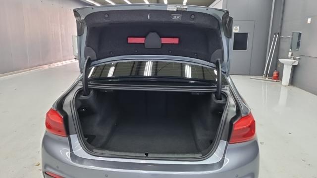 BMW 5-Series 2017 — photo 18