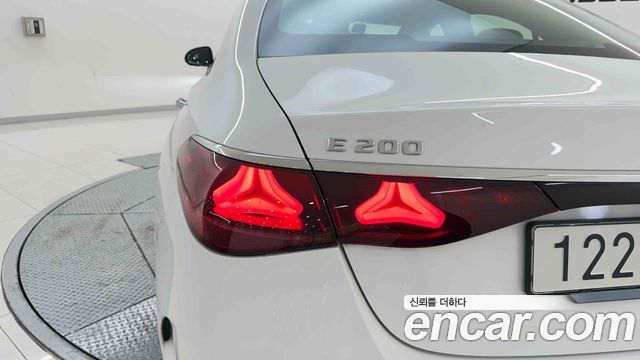 Mercedes-Benz E-Class 2026 — photo 11