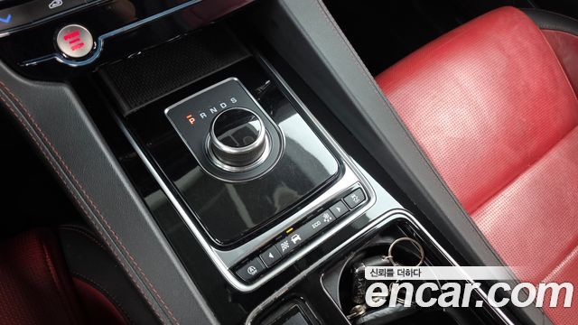Jaguar F-PACE 2019 — photo 12