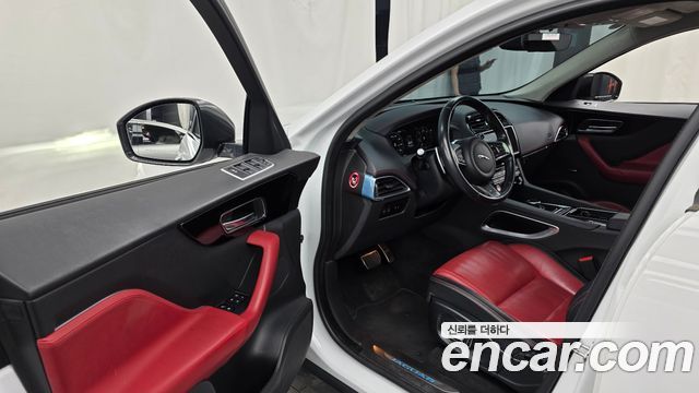 Jaguar F-PACE 2019 — photo 13