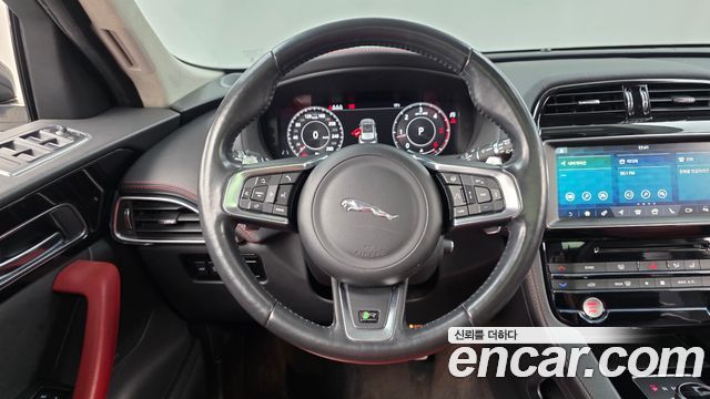 Jaguar F-PACE 2019 — photo 18