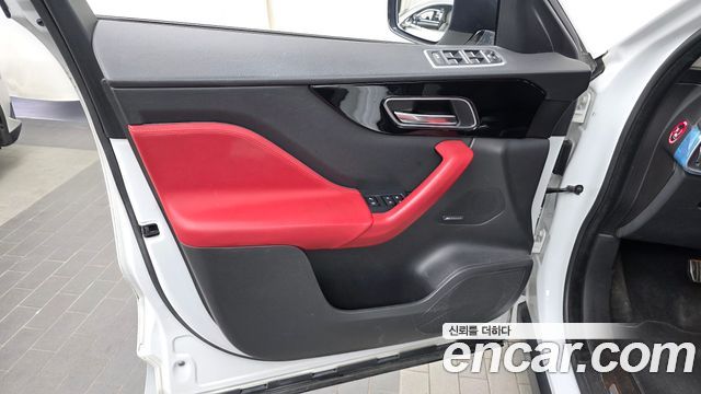 Jaguar F-PACE 2019 — photo 14
