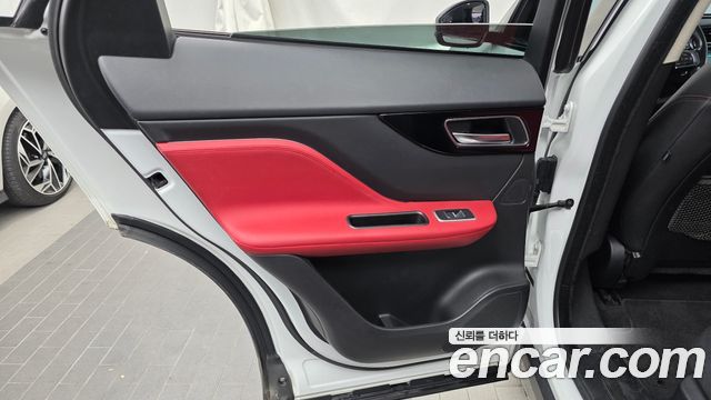 Jaguar F-PACE 2019 — photo 15