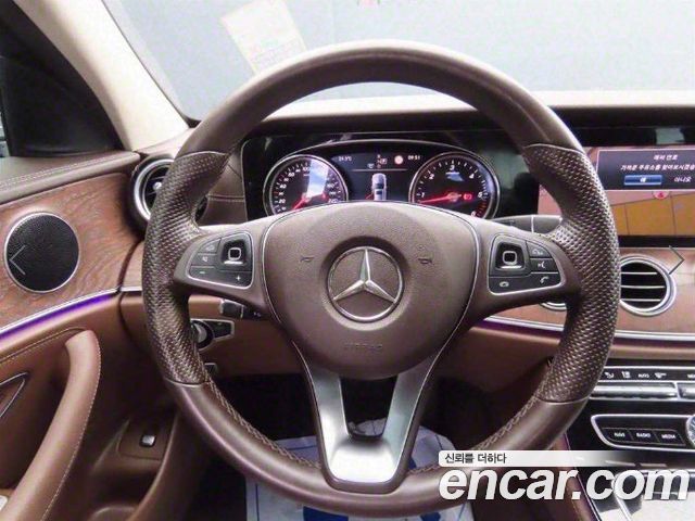 Mercedes-Benz E-Class 2017 — photo 10