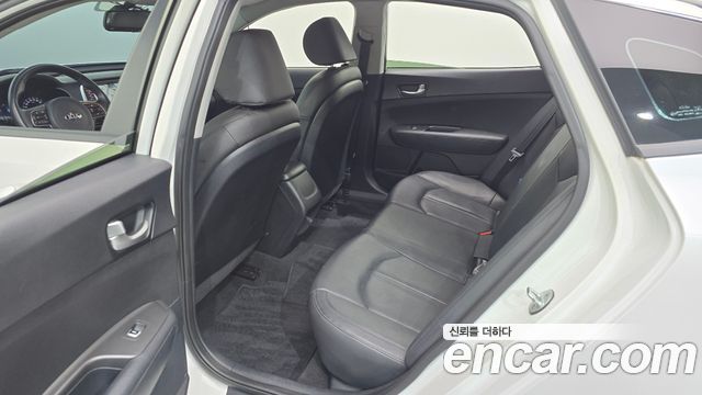 Kia K5 2017 — photo 11