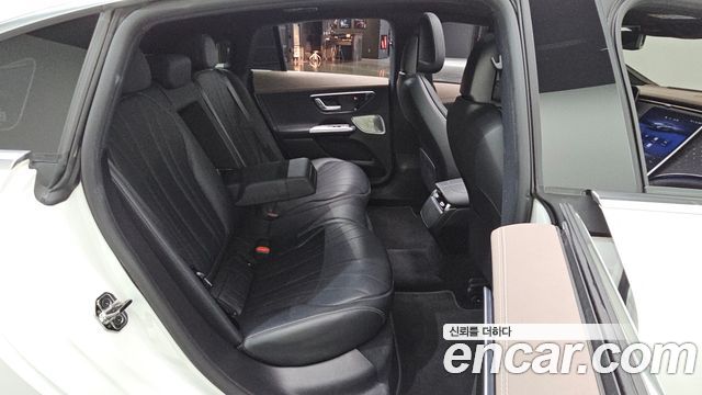 Mercedes-Benz EQE 2023 — photo 18