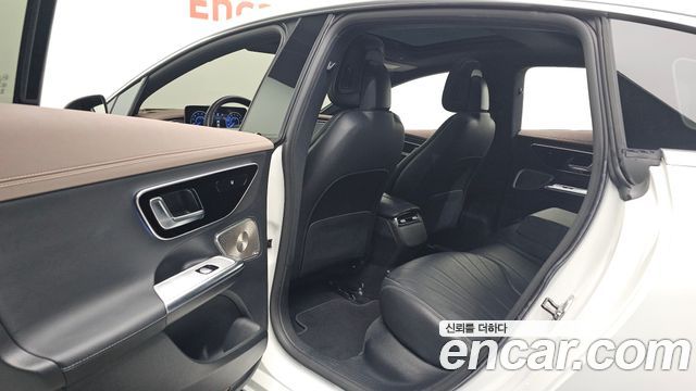 Mercedes-Benz EQE 2023 — photo 16