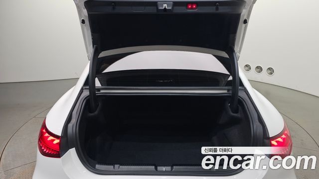 Mercedes-Benz EQE 2023 — photo 32