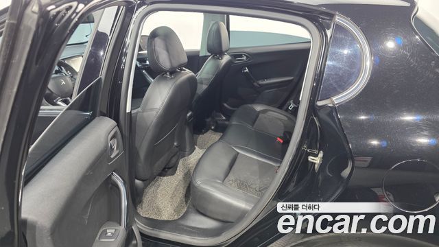 Peugeot 208 2014 — photo 11
