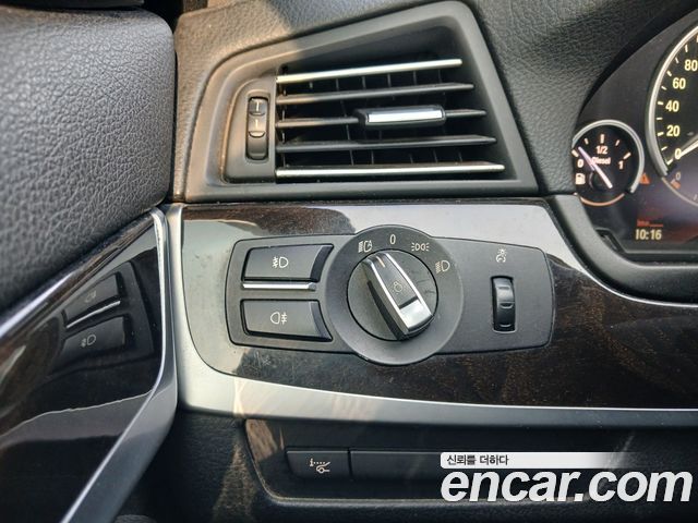 BMW 5-Series 2011 — photo 8