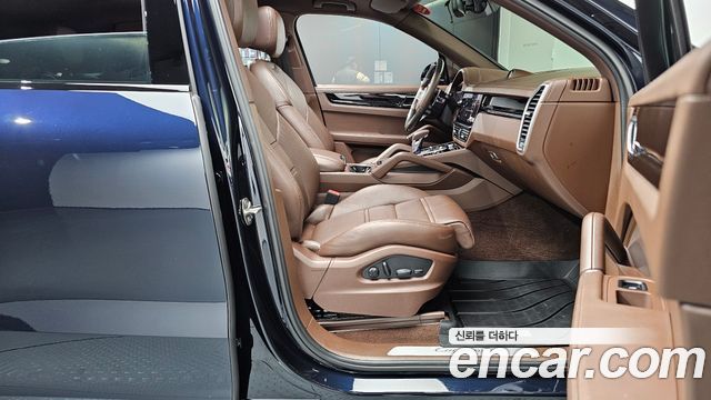 Porsche Cayenne 2022 — photo 16