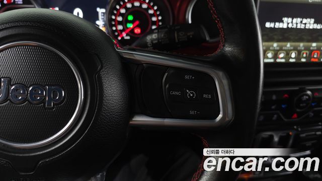 Jeep Wrangler 2021 — photo 24