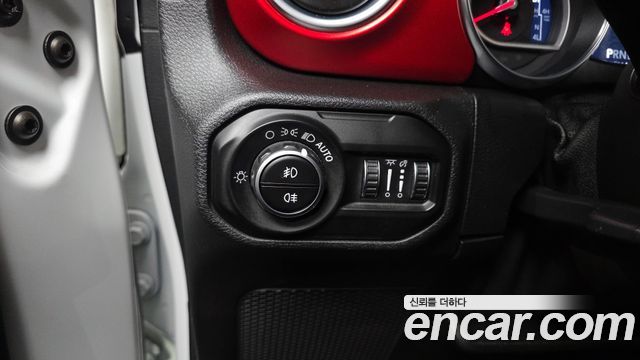 Jeep Wrangler 2021 — photo 25
