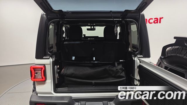 Jeep Wrangler 2021 — photo 26
