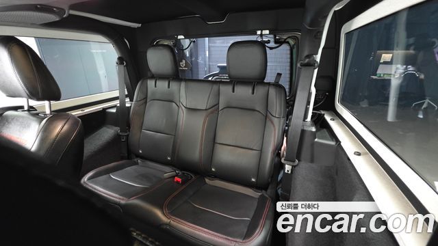 Jeep Wrangler 2021 — photo 16