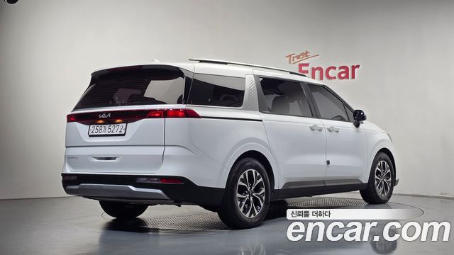 Kia Canival 2023 — photo 2