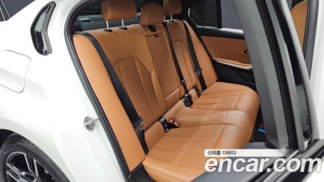 BMW 3-Series 2023 — photo 17